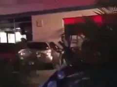Casal foi pro lado de fora do bar pra dar uma transada ao lado de um carro, mas acabaram flagrados – caiu na net