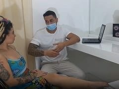 Emi Rippi preocupada com o corona vírus foi pra casa do seu amigo médico tirar umas dúvidas e retribuiu fodendo