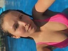 Larissa Manoela ninfeta de 19 aninhos famosa pagou um leve peitinho no Instagram e se exibiu rebolando