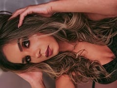 BBB20: Os peitos da Gizelly Bicalho não param de querer aparecer e ela estava relaxando na cama quando apareceu uma teta