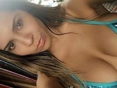 Renata a Mulher Melão deliciosa ficou peladinha na praia exibindo seus peitões maravilhosos junto com amigas pra campanha