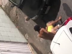 Ressaca do Carnaval 2020: Loirinha foi flagrada dando pra novinho entre dois carros depois de um bloquinho – caiu na net