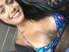 Letícia morena cavala tatuada deliciosa demais em fotos picantes sensuais e caseiras peladinha mostrando seus peitos enormes