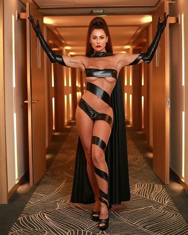 Carnaval 2020 Deborah Secco Ficou Peladinha Com Os Peitos De Fora E O Corpo Todo Pintado De