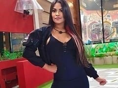 BBB20: Flayslane ficou bêbada e as amigas ajudaram dando banho nela, mas acabou pagando peitinho ajeitando a toalha