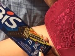 “Quem quer um bis?” Delicia de morena ficou com uma caixa de bis se exibindo peladinha e colocando o chocolate na xereca – caiu na net