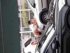 Casal foi flagrado fodendo em público em cima do capô do carro em plena luz do dia na maior putaria
