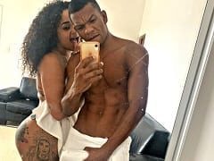 Thaynara tatuada deliciosa ficou empinada de quatro levando rola com força do seu colega enquanto fazia um vídeo selfie