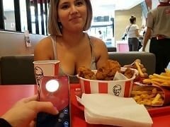 Carolyn loira delicia foi pro KFC e ficou usando um vibrador controlado pelo namorado pra depois foder no banheiro