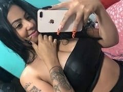 Jhenis Bárbara morena ninfeta de 18 aninhos com roupinha de enfermeira seminua se exibindo em live do Instagram