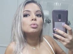 Mayara loira maravilhosa e garota de programa fez um strip delicioso e bem sexy exibindo seu corpão e seus peitões