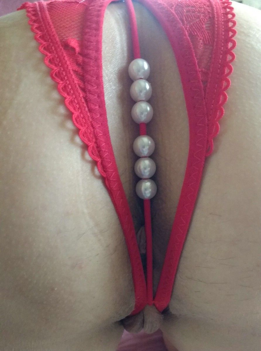 Larissa esposa deliciosa demais colocou uma lingerie vermelha pra se exibir peladinha mostrando a xereca e usando brinquedos foto