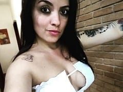 Veronica Ferrari morena tatuada muito putinha dando pro amigo de quatro e se exibindo enquanto tocava siririca