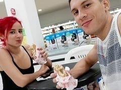 Mayra ninfeta deliciosa demais na rua com um vibrador na xota com o namorado controlando a intensidade