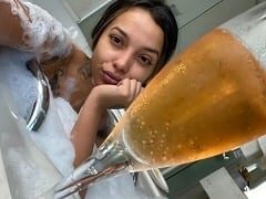 Gleiz moreninha tatuada deliciosa se exibindo peladinha e se masturbando com consolo de quatro cheia de tesão