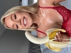 Loira cavala gostosa demais simulando um sexo oral com uma banana seduzindo com sua boca carnuda – caiu na net