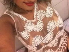 Janine coroa deliciosa demais de peitos grandes se exibindo peladinha em fotos caseiras que pararam na net