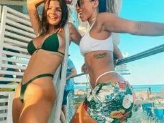 Anitta e amigas gostosas rebolando na van e seduzindo