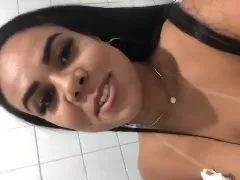 Palmeirense safada tirou a roupa no meio do posto de gasolina