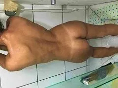 Novinha loira deixou o namorado tirar fotos suas nuas
