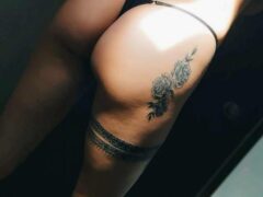 Namorada tatuada gostosinha em fotos picantes de putaria