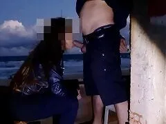 Esposa em fim de tarde na praia dando uma mamada