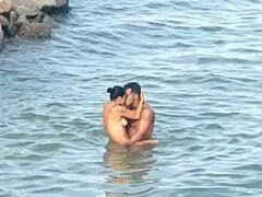 Casal flagrado dando uma trepada na praia no red tub
