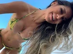 Mayra Cardi caiu na net nadando peladinha