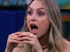 BBB21: Carla Diaz deliciosa pagando peitinho duas vezes