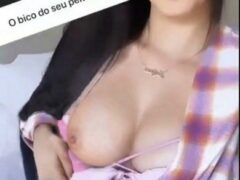 Juliana Bonde exibindo os peitos e sensualizando em vídeos