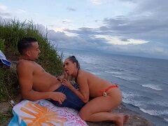 Putinha safada em praia pública mamando o amigo