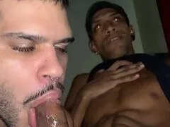 Yuri mulato tarado colocou amigo pra mamar