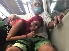 Novinha no metrô mamando a rola do seu namorado – photoacompanhantes