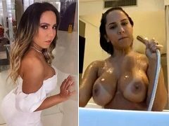 Mulher Melão deliciosa em seu onlyfans peladinha na banheira