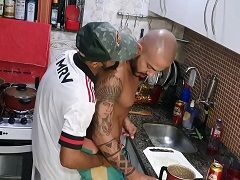 Fodeu o amigo na cozinha e terminou transando na sala