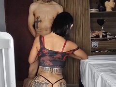 Tatuada safada mamou a pica e deu o rabo de ladinho