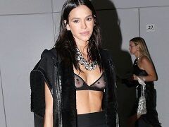 Bruna Marquezine com sutiã transparente durante a Paris Fashion Week