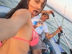 Sandy Cortez mamando no barco em alto mar