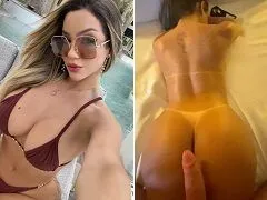 Maria Eduarda loira deliciosa dando o cuzinho de bruços