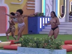 BBB22: Jessilane, Natália e Linn de peitos de fora pulando na piscina