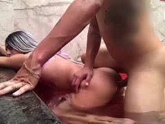 Vivi travesti deliciosa na piscina do motel dando o cuzinho