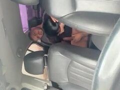 Novinha sentando na rola dentro do carro