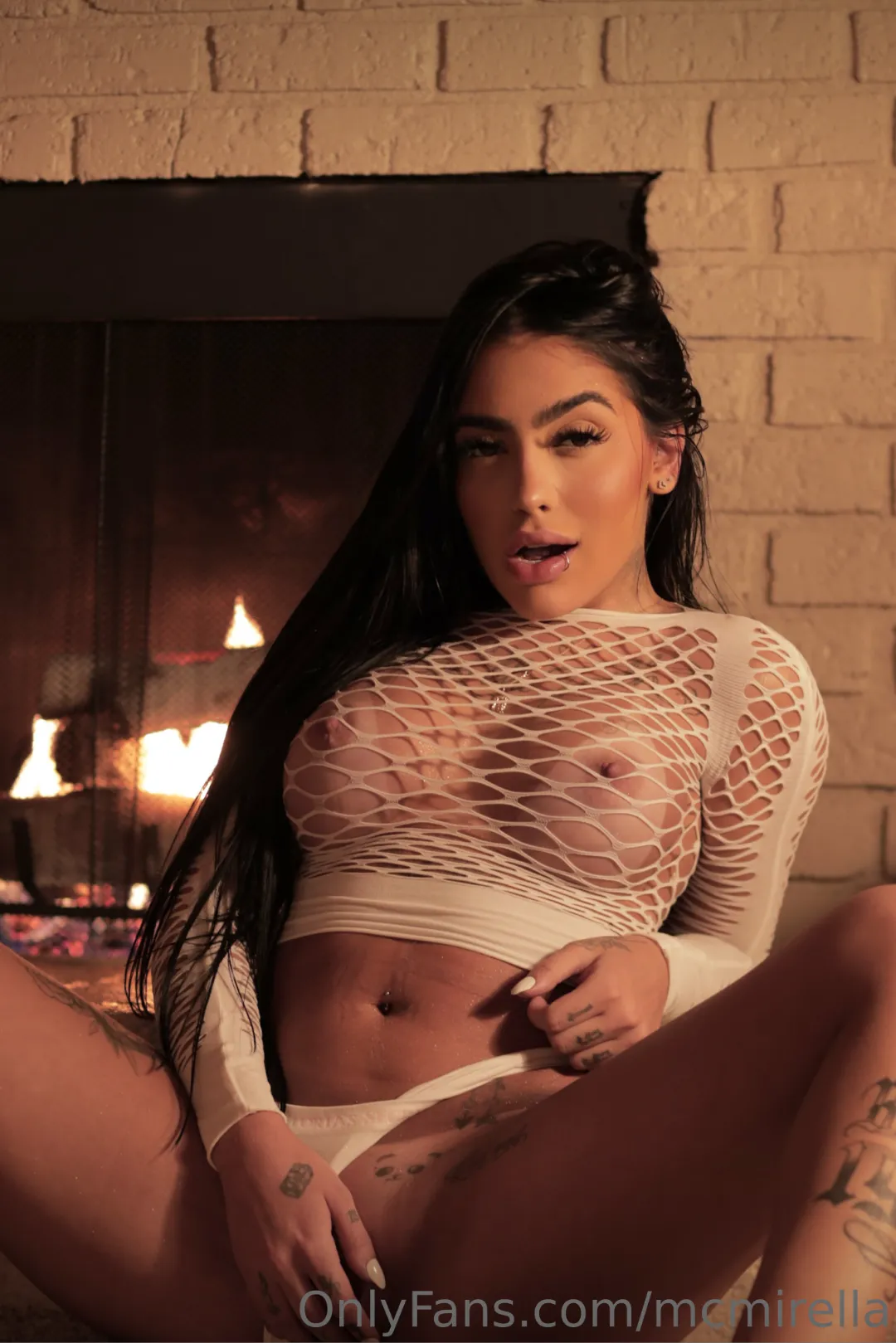 Mc Mirella pelada exibindo seus peitões em fotos sensuais - Porno Carioca