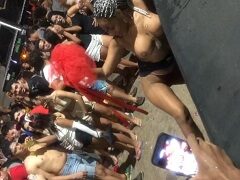 Mulher pelada no carnaval 2023 mostrando seus peitos em público