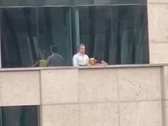 Flagra de sexo amador de coroa fodendo a funcionária na varanda do prédio