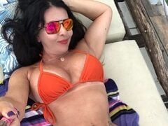 Milf personal Luciana Pavanin pelada exibindo sua buceta greluda