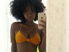 Ninfeta negra Bela Iza pelada se exibindo de forma sexy