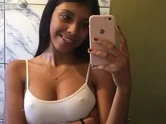 Novinha de 19 anos Maria Gabriela pelada se exibindo durante o banho