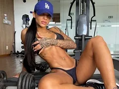 Luiza Santos nua se exibindo e rebolando com muito talento.