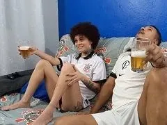 Mulata foi assistir o jogo do Corinthians com amigo e entrou na piroca com força